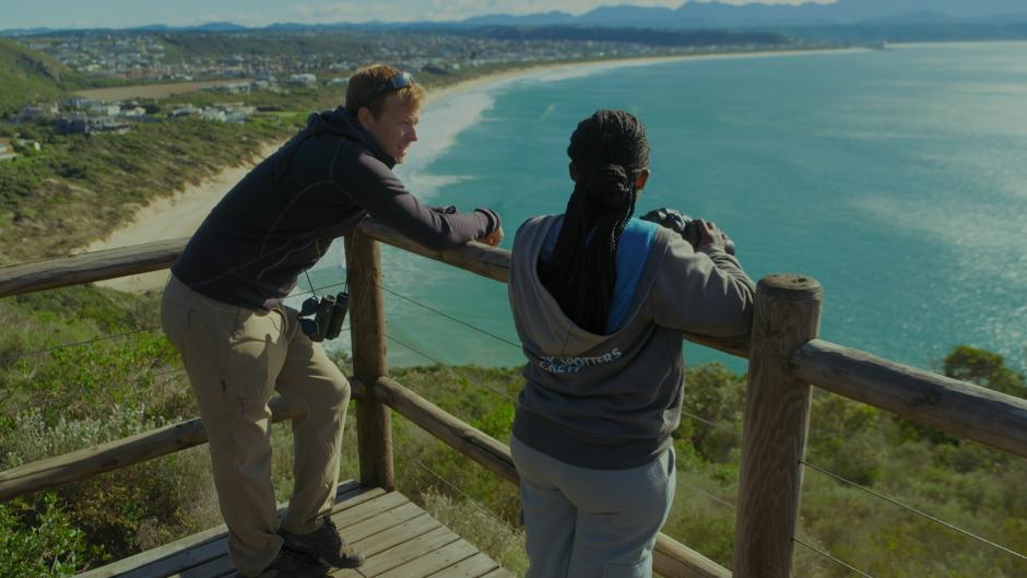 3.-sharks-up-close-with-bertie-gregory-talks-to-plett-shark-spotter-khwezi-namntu-from-the-robberg-viewpoint-in-plettenberg-bay-image-credit-national-geographic